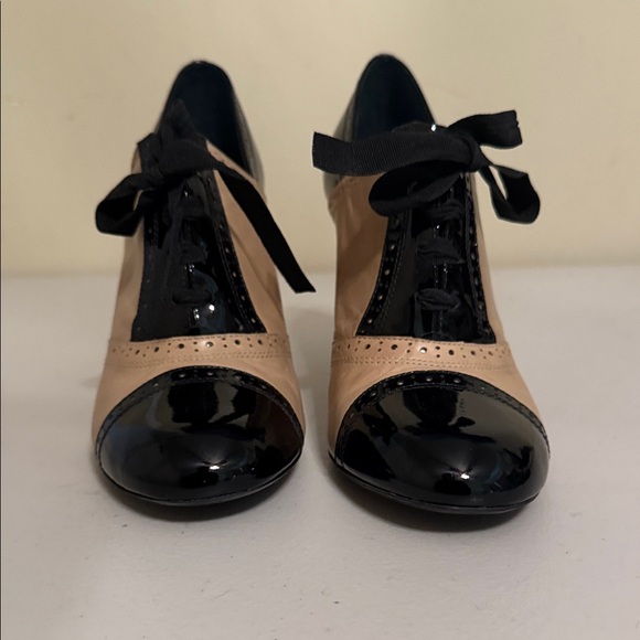 Gianni Bini Black and Tan Heeled Shoes - Picture 2 of 9